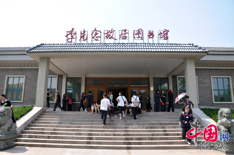 Li Xiannian (1909-1992), Chairman of the Seventh National Committee of the Chinese People's Political Consultative Conference (CPPCC) and secretary of the leading Party group of the Seventh CPPCC National Committee, a native of Hong'an, Hubei Province, was a carpenter in his early years. Photo shows the former residence of Li Xiannian in Hong'an County, Hubei Province.