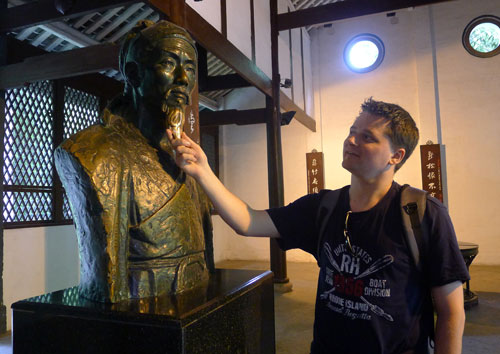 It seems that touching the Chinese poet Du Fu's beard really has brought Asa luck. [Image:Radio86]