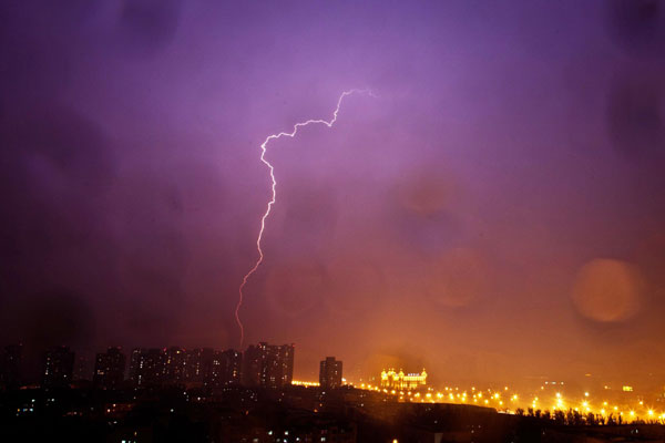 A flash of lightning lights the night sky in Beijing, June 14, 2011. [Photo/Xinhua]