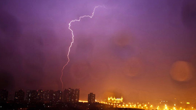 Lightning splits sky in Beijing 
