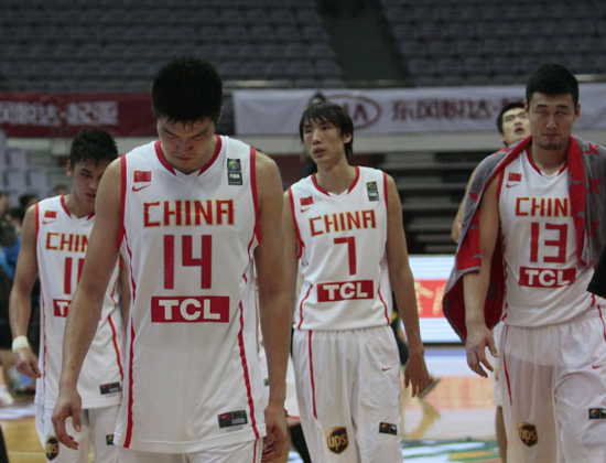 Players of China reacted after losing to Japan in the semifinals of the East Asia Basketball Championship for Men on Tuesday night. [Source: CFP]