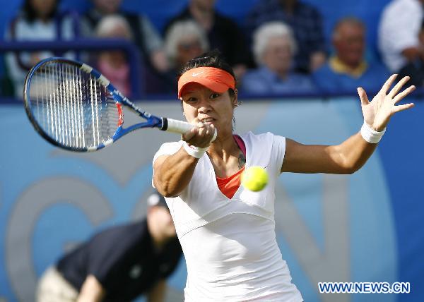 Li Na of China returns a shot during her first-round match against Tamira Paszek of Austria in 2011's AEGON International Tennis Tournament in Eastbourne, Britain, June 14, 2011. Li won 2-0. (Xinhua/Chen Hongbo)