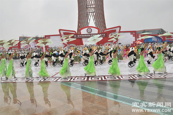 People perform traditiaonal dance during the opening ceremony of the 3rd Chengdu Intangible Cultural Heritage Festival in Chengdu, capital of southwest China's Sichuan Province, May 29, 2011. 