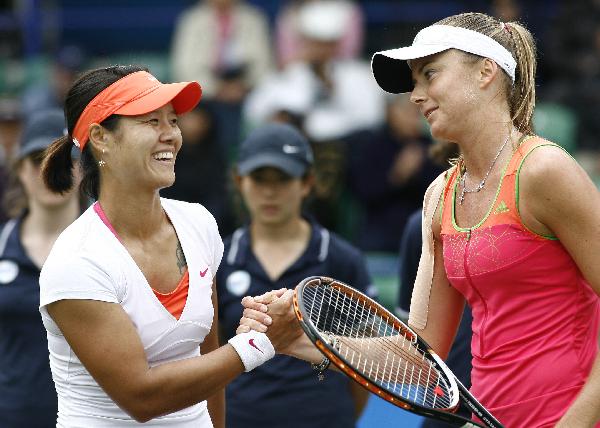  Li Na (L) of China and Daniela Hantuchova of Slovakia greet each other after their second-round match in 2011's AEGON International in Eastbourne, Britain, June 15, 2011. Hantuchova won by 2-0. (Xinhua/Chen Hongbo)