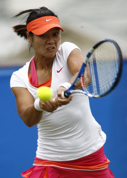 Li Na of China returns a shot during her second-round match against Daniela Hantuchova of Slovakia in 2011's AEGON International in Eastbourne, Britain, June 15, 2011. Li Na lost 0-2. (Xinhua/Chen Hongbo) 