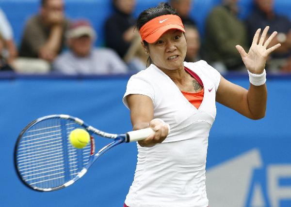 Li Na of China returns a shot during her second-round match against Daniela Hantuchova of Slovakia in 2011's AEGON International in Eastbourne, Britain, June 15, 2011. Li Na lost 0-2. (Xinhua/Chen Hongbo)