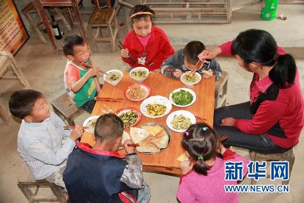 Zou Guifen is having lunch with her students.