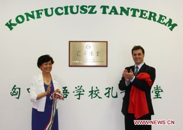 Xu Lin (L), chief executive of the Confucius Institute Headquarters and Director- General of the Office of Chinese Language Council International (Hanban), unveils the Confucius Classroom at the Hungarian-Chinese Bilingual Primary School in Budapest, Hungary, June 16, 2011.