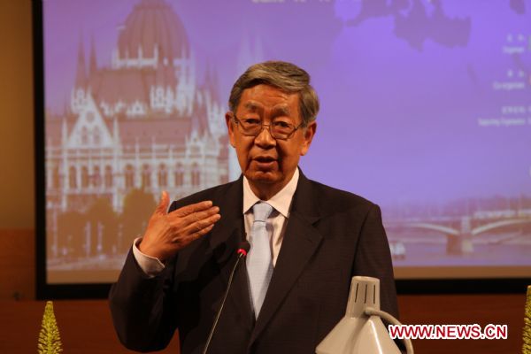 Xu Jialu, former vice-chairman of the Standing Committee of the National People's Congress (NPC), China's top legislature delivers a speech at the 2011 European Confucius Institutes Working Symposium held in Budapest, Hungary, June 16, 2011.