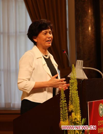 Xu Lin, chief executive of the Confucius Institute Headquarters and Director- General of the Office of Chinese Language Council International (Hanban), delivers a keynote speech at the 2011 European Confucius Institutes Working Symposium held in Budapest, Hungary, June 16, 2011.