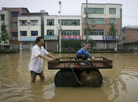 Heavy rain: 40 rivers, including the Yangtze, have burst their banks after drought gave way to torrential downpours.[CNTV]