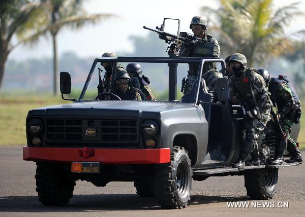 Soldiers of special forces from China's People's Liberation Army (PLA) and Indonesia's National Armed Forces (TNI) attend a united training in Bandung, Indonesia, June 17, 2011. The united training, with a code name of 'Sharp Knife 2011', closed on Friday. It was the first one between PLA and TNI in the history. [Jiang Fan/Xinhua]