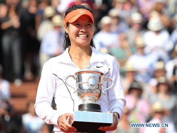 Li Na of China holds the trophy during the awarding ceremony for women's final in the French Open tennis championship at the Roland Garros stadium in Paris, June 4, 2011. Li claimed the title by defeating Francesca Schiavone of Italy with 2-0. [Gao Jing/Xinhua]