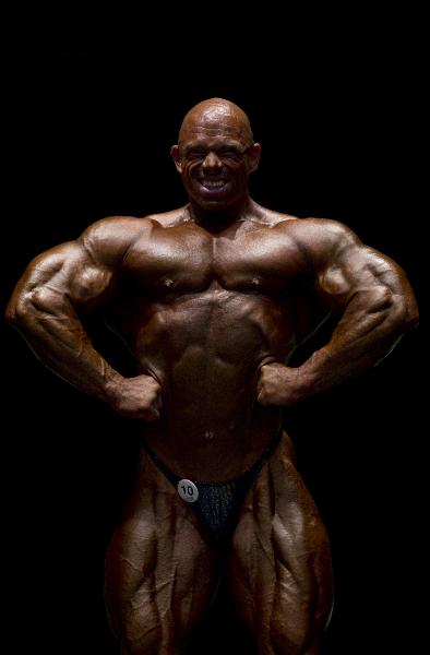 A contestant competes in men's bodybuilding contest during the Toronto Pro Supershow at Toronto Metro Convention Centre in Toronto, Canada, on June 17, 2011. [Zou Zheng/Xinhua]