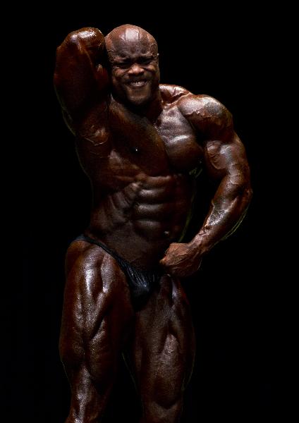 A contestant competes in men's bodybuilding contest during the Toronto Pro Supershow at Toronto Metro Convention Centre in Toronto, Canada, on June 17, 2011. [Zou Zheng/Xinhua]