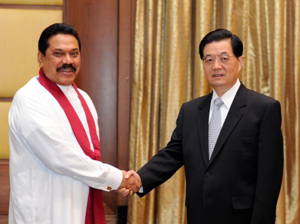 Chinese President Hu Jintao (R) meets with Sri Lankan President Mahinda Rajapakse in St. Petersburg, Russia, June 17, 2011.