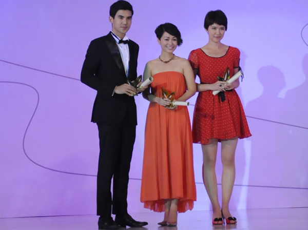 Ter Chantanich Thanasewee, Joanna Dong and Erica Chen after receiving their awards at the Asian New Talent Awards at the Shanghai International Film Festival on Friday. [Pang Li/China.org.cn]