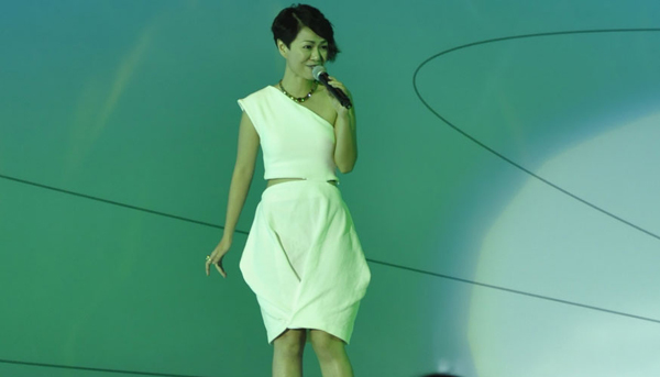 Joanna Dong of Singapore sings at the Asian New Talent Awards at the Shanghai International Film Festival on Friday. [Pang Li/China.org.cn]