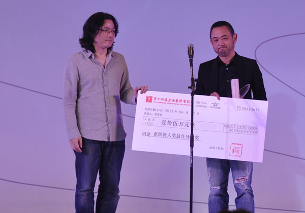 Chairman of the jury Iwai Shunji presents the Best Director award to Teng Yung-Shing at the Asian New Talent Awards at the Shanghai International Film Festival on Friday. [Pang Li/China.org.cn]
