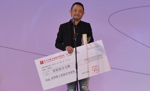 Taiwan director Teng Yung-Shing wins for Best Director at the Asian New Talent Awards at the Shanghai International Film Festival on Friday. [Pang Li/China.org.cn]