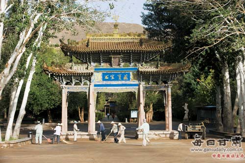 The Mogao Grottoes, a world heritage site in northwest China's Gansu Province, reopened to visitors on June 17 after temporarily closing for two days due to torrential rains, according to local sources.