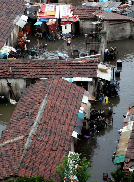 Roads and backyards of a residential community in Nanjing, capital of East China Jiangsu province, are submerged by floods, June 18, 2011. [Photo/Xinhua] 