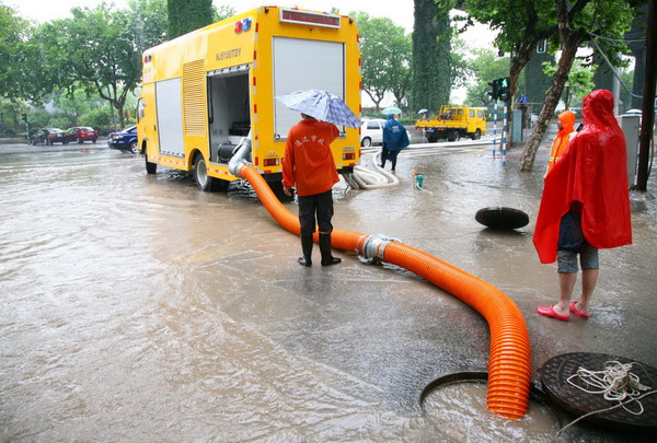 Drainage cars work on major roads in Nanjing, capital of East China Jiangsu province, June 18, 2011. [Photo/Xinhua]