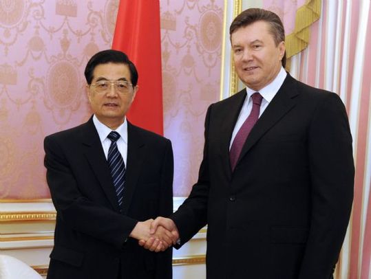 Chinese President Hu Jintao (L) shakes hands with his Ukrainian counterpart Viktor Yanukovich during their talks in Kiev, Ukraine, June 20, 2011. [Rao Aimin/Xinhua]