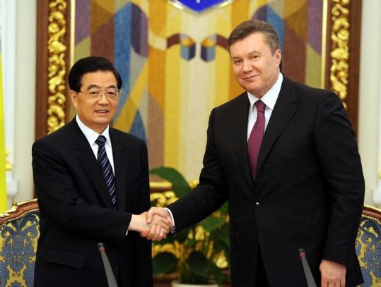 Chinese President Hu Jintao (L) shakes hands with his Ukrainian counterpart Viktor Yanukovich during a joint press conference in Kiev, Ukraine, June 20, 2011. [Rao Aimin/Xinhua]