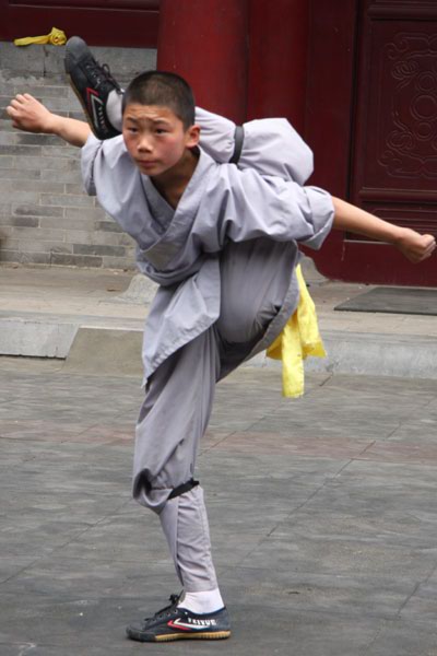 A monk in Shaolin Temple who practices kung fu [Photo/CRIENGLISH.com]