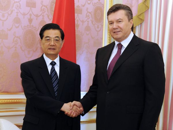 Chinese President Hu Jintao (L) shakes hands with his Ukrainian counterpart Viktor Yanukovich during their talks in Kiev, Ukraine, June 20, 2011. (Xinhua/Rao Aimin)(mcg) 