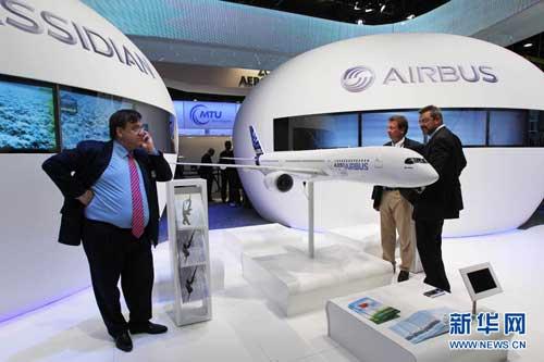 World famous jet makers Airbus and Boeing signed over 25 billion US dollars in orders to kick off the Paris Air Show on Monday.