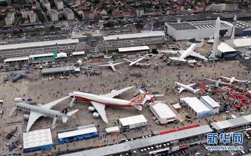 World famous jet makers Airbus and Boeing signed over 25 billion US dollars in orders to kick off the Paris Air Show on Monday, but the European jet maker's appearance suffered a setback when its star, superjumbo, clipped its wing.