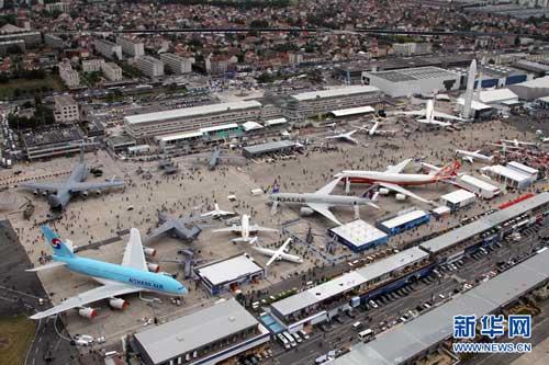 World famous jet makers Airbus and Boeing signed over 25 billion US dollars in orders to kick off the Paris Air Show on Monday, but the European jet maker's appearance suffered a setback when its star, superjumbo, clipped its wing.