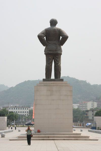 A giant statue of Mao Zedong stands in front of the Revolution Museum in Yan'an City. Photo taken on June 14, 2011. [Photo:CRIENGLISH.com]