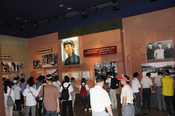 Visitors enjoy looking at paintings, photos, and relics inside the Revolution Museum. Photo taken on June 14, 2011. [Photo:CRIENGLISH.com]