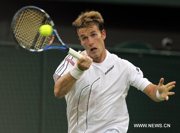 Daniel Gimeno-Traver of Spain returns the ball during his first round match against Andy Murray of Britain at the 2011 Wimbledon tennis Championships in London, Britain, June 20, 2011. Daniel Gimeno-Traver lost 1-3. (Xinhua/Tang Shi) 