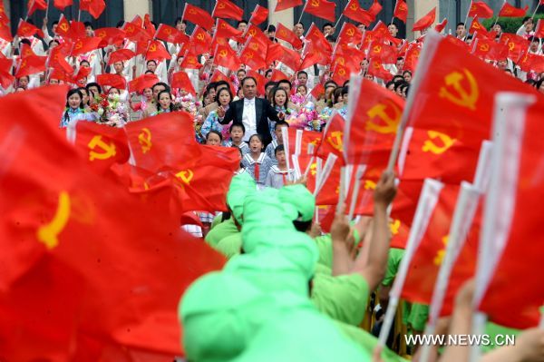 Actors, actresses and audience chorus during a songfest to celebrate the 90th anniversary of the founding of the Communist Party of China (CPC) in Wuxiang, north China's Shanxi Province, June 20, 2011. (Xinhua/Fan Minda) (dy) 