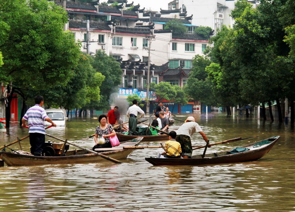 Boats become the only transportation tool for local residents in Lanxi city, East China's Zhejiang province. The flood crested in the city Monday at 33.75m, the highest since 1955. [Xinhua]