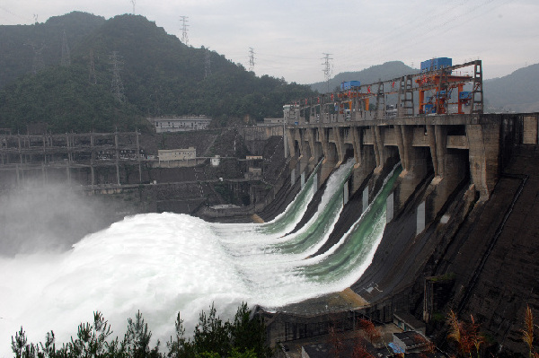 Xin'anjiang Reservoir in east China discharges water