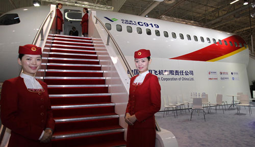 A demo mock-up of the full-scale forward fuselage of trunkliner C919, a flagship product of the Commercial Aircraft Corporation of China Ltd. (Comac), is on display during the 49th International Paris Air Show, June 20, 2011. [Xinhua]