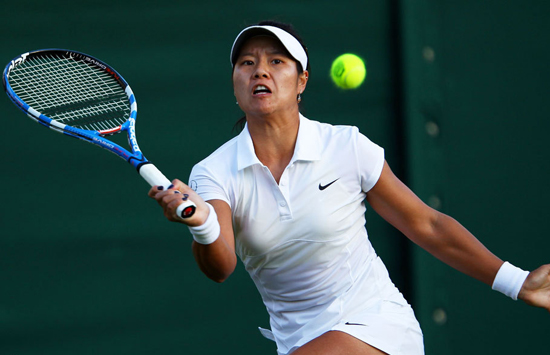 Li Na of China returns a ball during a match against Russia's Alla Kudryavtseva in the first round of Wimbledon Open on Tuesday. [Source:Sina.com]