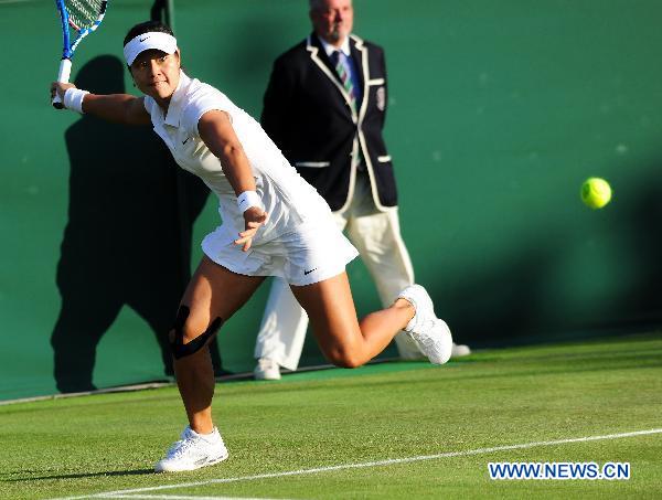 Li Na of China returns the ball during her first round match against Alla Kudryavtseva of Russia at the 2011 Wimbledon tennis championships in London, Britain, June 21, 2011. Li won 2-0. (Xinhua/Zeng Yi) 
