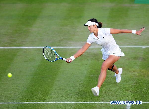 Li Na of China returns the ball during her first round match against Alla Kudryavtseva of Russia at the 2011 Wimbledon tennis championships in London, Britain, June 21, 2011. Li won 2-0. (Xinhua/Zeng Yi) 