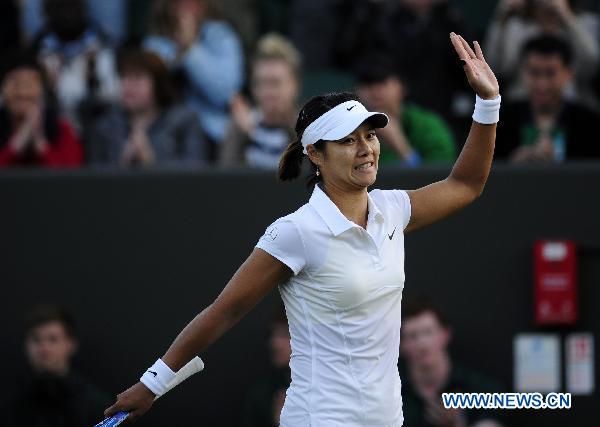 Li Na of China celebrates after winning her first round match against Alla Kudryavtseva of Russia at the 2011 Wimbledon tennis championships in London, Britain, June 21, 2011. Li won 2-0. (Xinhua/Zeng Yi) 