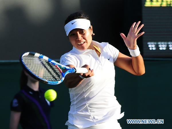 Li Na of China returns the ball during her first round match against Alla Kudryavtseva of Russia at the 2011 Wimbledon tennis championships in London, Britain, June 21, 2011. Li won 2-0. (Xinhua/Zeng Yi) 