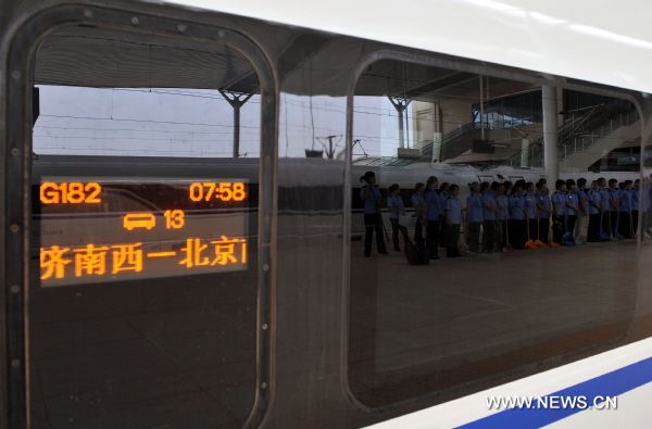 The bullet train G182 sets off on the Beijing-Shanghai high-speed railway in Jinan, capital of east China's Shandong Province, June 21, 2011. Media reporters experienced a trial operation on the Beijing-Shanghai high-speed railway on Tuesday. It takes a 300-kph bullet train one hour and 32 minutes from Jinan West Railway Station to Beijing South Railway Station, 2 hours shorter than the current high-speed trains. (Xinhua/Zhu Zheng) (zgp) 