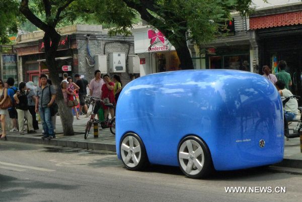 A concept car of Volkswagen's People's Car Project appears on Gulou East Street in Beijing, capital of China, June 21, 2011. Volkswagen initiated the People's Car Project in China recently to eastablish a platform for the public to participate in designing their own future automobiles. (Xinhua/Zhao Bing) (zgp) 