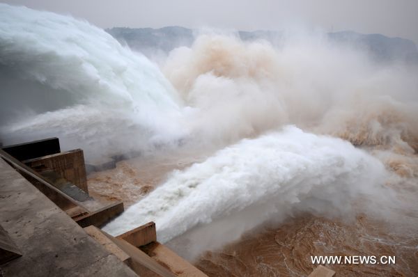 Torrent gushes from the Xiaolangdi Reservoir in Jiyuan, central China's Henan Province, June 21, 2011. The Yellow River Flood Control and Drought Relief Headquarters launched on Sunday a 20-day operation to discharge water from three reservoirs, namely Wanjiazhai, Sanmenxia and Xiaolangdi, in a bid to clear up the sediment in the river. (Xinhua/Miao Qiunao) (hdt) 