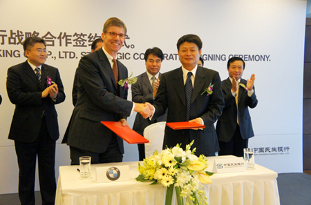 Olaf Kastner, President and CEO of BMW Brilliance Automotive, shakes hands with Hong Qi, Managing Director and President of China Minsheng Banking Corp, after signing a strategic cooperation agreement on June 21, 2011. [Chinadaily.com.cn] 